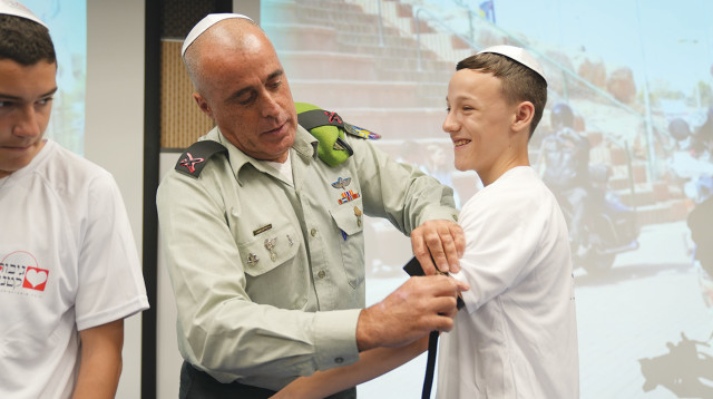 מפקד עם נערי גיבורים קטנים (צילום: דובר צה"ל)