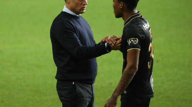 מאמן מכבי תל אביב פטריק ואן לוון, עם אדוארדו גררו (צילום: אודי ציטיאט, .)