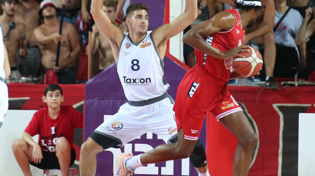 קרית אתא מתקשה בהגנה. חנוכי שומר על הורטון (צילום: אודי ציטיאט)