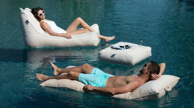 פופים צפים לבריכה. בתמונה - כורסה ארוכה, מזרן קווילט ומגש. (צילום: יח"צ)