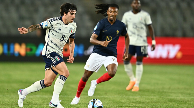 קפרן תוראם נבחרת צרפת הצעירה לצד סנדרו טונאלי נבחרת איטליה הצעירה (צילום: GettyImages)