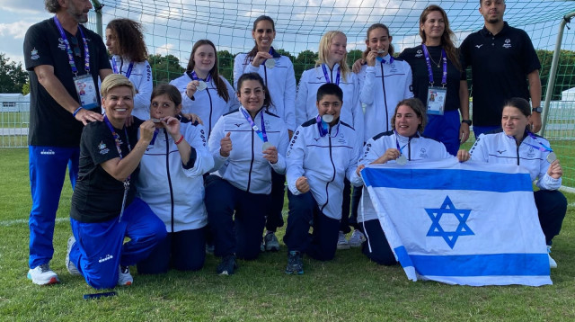 נבחרת כדורגל הנשים של ישראל בספיישל אולימפיקס עם המאמנת סילבי ז'אן (צילום: ספיישל אולימפיקס ישראל)