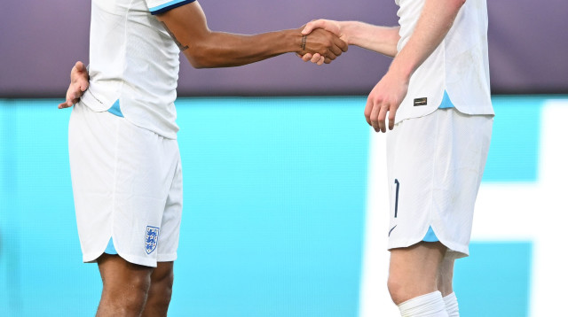 אנתוני גורדון (מימין) עם מורגן גיבס-ווייט שחקני נבחרת אנגליה הצעירה (צילום: אתר רשמי, התאחדות הכדורגל האנגלית)