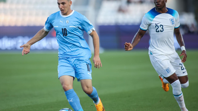 אוסקר גלוך שחקן נבחרת ישראל הצעירה לפני נוני מדואקה שחקן נבחרת אנגליה הצעירה (צילום: אתר רשמי, ההתאחדות לכדורגל)