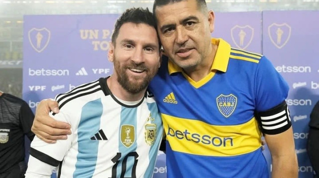 ליאונל מסי במשחק הפרישה של חואן רומן ריקלמה (צילום: אתר רשמי, בוקה ג'וניורס)