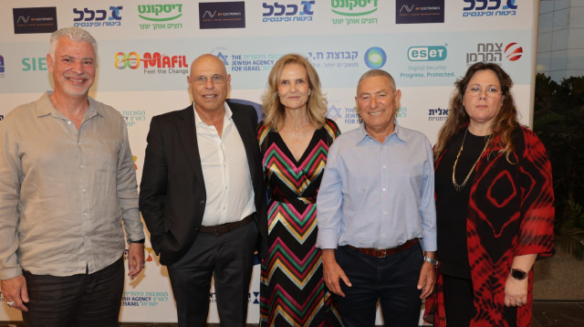 מימין לשמאל: אמירה אהרונוביץ, דורון אלמוג, מיקי דהב, חיים פייגלין ומשה אטיאס (צילום: רפי דלויה)