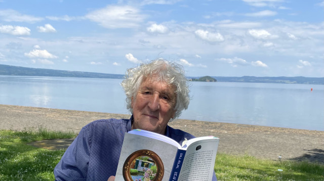 מאיר עוזיאל, האגם, וספרו - הבית ליד הגם באיטליה בהוצאת טוטם ספרים (צילום: פרטי)