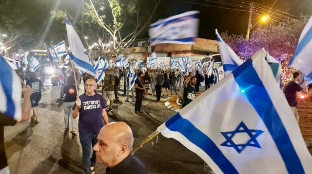 הפגנה מול משטרת פתח תקווה לאחר מעצר פעיל המחאה נגד הרפורמה (צילום: אבשלום ששוני)