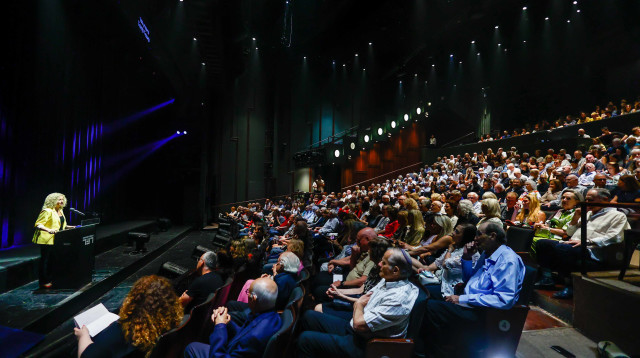 תאטרון גשר בערב הבכורה של "האבות והאמהות" מאת מאיר שלו (צילום: דרור סיתהכל)