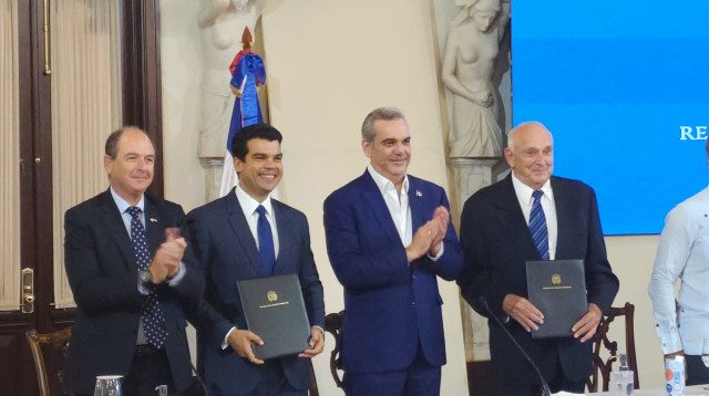 חתימה על ההסכם ברפובליקה הדומיניקית (צילום: באדיבות מקורות)