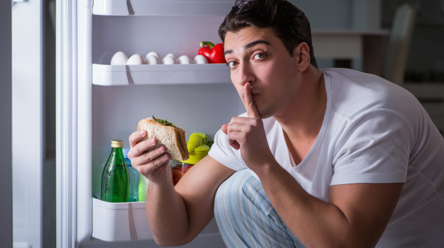 אכילה בלילה (צילום: אינגאימג')