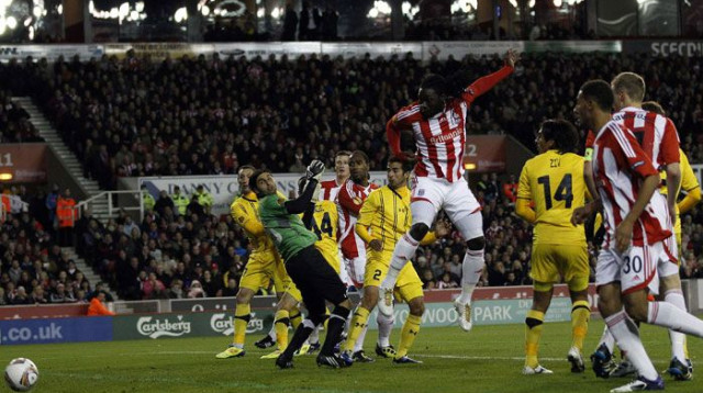 קנווין ג'ונס שחקן סטוק סיטי (אמצע) כובש מול מכבי תל אביב (צילום: רויטרס)