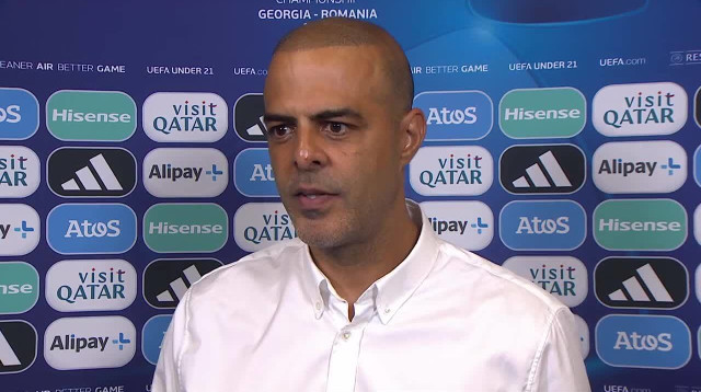 גיא לוזון וחניכו אוסקר גלוך מדברים אחרי ההפסד של הנבחרת הצעירה מול אנגליה ביורו (צילום: ספורט 1)