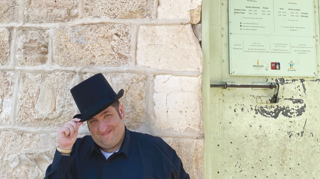 בריאן פרידלנדר כמונטיפיורי במשכנות שאננים (צילום: JLM יזמות)