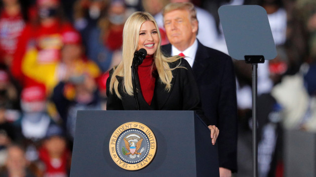 דונלד טראמפ ובתו איוונקה בעצרת תמיכה בנשיא לשעבר (צילום: רויטרס)
