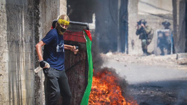 עימות בין פלסטינים לכוחות הביטחון (צילום: נאסר אישתיה, פלאש 90)