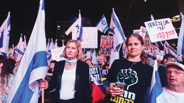 שקמה ברסלר וציפי לבני בהפגנה בתל אביב (צילום: אבשלום ששוני)