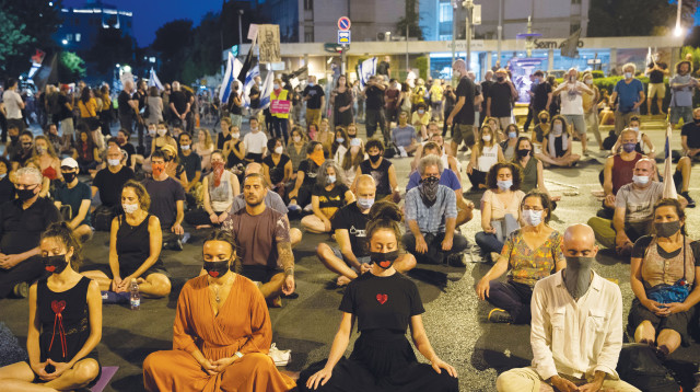 מדיטציה המונית מול מעון ראש הממשלה בירושלים ב-2020 (צילום: יונתן זינדל פלאש 90)