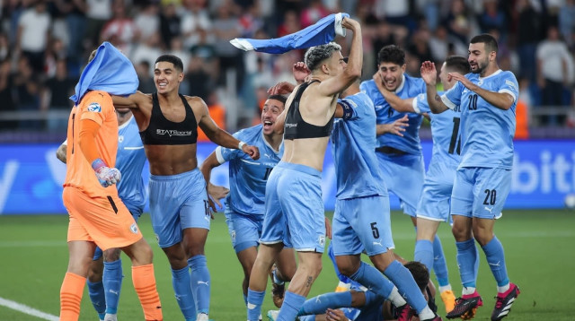 שחקני הנבחרת הצעירה חוגגים עלייה לחצי גמר אליפות אירופה 2023 (צילום: אתר רשמי, אסי קיפר, ההתאחדות לכדורגל)