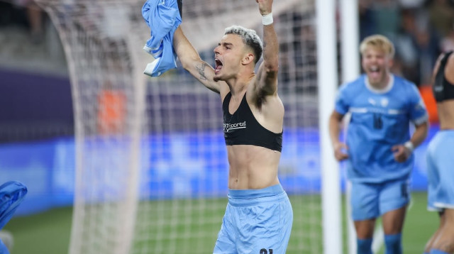 סתיו למקין, שחקן הנבחרת הצעירה חוגג עלייה לחצי גמר אליפות אירופה 2023 (צילום: אתר רשמי, אסי קיפר, ההתאחדות לכדורגל)