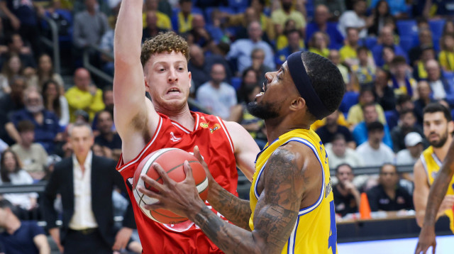 גיל בני הפועל תל אביב לצד לורנזו בראון מכבי תל אביב (צילום: דני מרון)