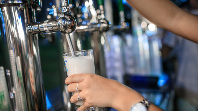 פסטיבל קר מזג. עשרות ברזים של מותגי בירה מהארץ ומחו"ל (צילום: דוברות עיריית פתח תקווה)