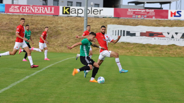 שחקן מכבי חיפה אריק שוראנוב כובש נגד סלביה פראג (צילום: אתר רשמי, מכבי חיפה)