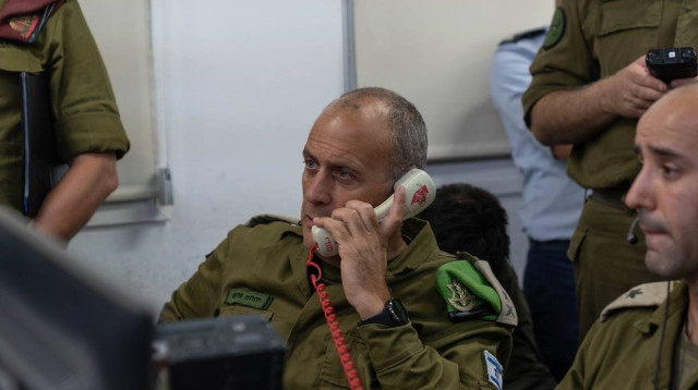 מפקד פיקוד המרכז יהודה פוקס בחמ"ל צבאי (צילום: דובר צה"ל)