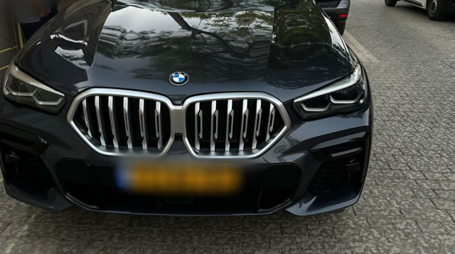 אחד מרכבי היוקרה שנתפסו בבתיהם של החשודים בעבירות המס מהחברה למסחר ושיווק דלק (צילום: דוברות המשטרה)