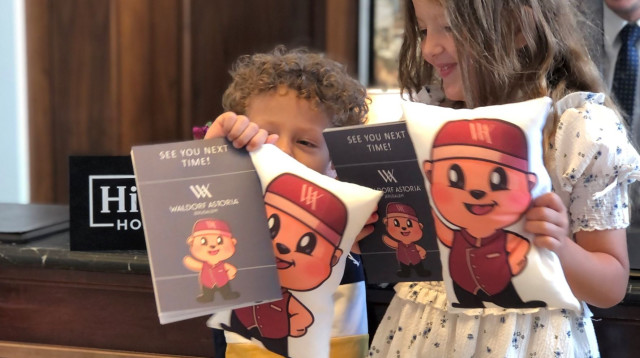 ילדים עם דרכון וכרית בקבלה של וולדורף אסטוריה (צילום: יעל הכט)