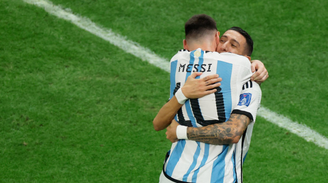 גמר מונדיאל 2022: אנחל די מריה עם ליאונל מסי שחקני נבחרת ארגנטינה חוגגים (צילום: GettyImages, Odd ANDERSEN / AFP)