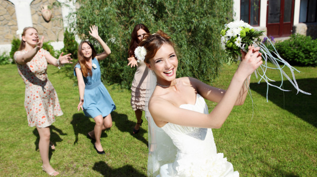 כלה זורקת את הזר. מי תתפוס? (צילום: אינגאימג')