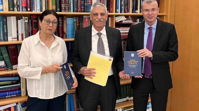 נשיאת ביהמ"ש העליון אסתר חיות ושר המשפטים יריב לוין בקבלת דוח הנציבות על השופטים (צילום: דוברות הרשות השופטת)