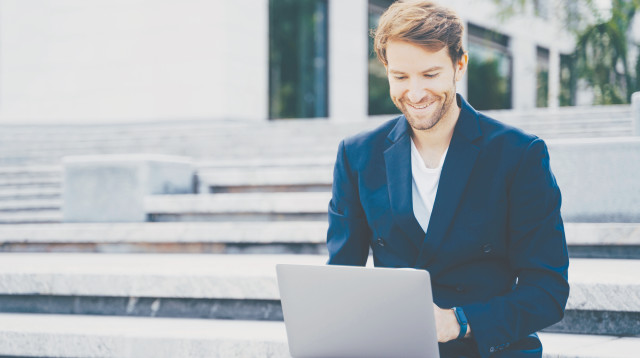 אדם עובד על מחשב (צילום: אינגאימג')