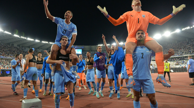 שחקני הנבחרת הצעירה של ישראל חוגגים: דניאל פרץ על כתפי כרם ג'אבר, עילאי חג'ג' על כתפי דור תורג'מן (צילום: GettyImages, Levan Verdzeuli)