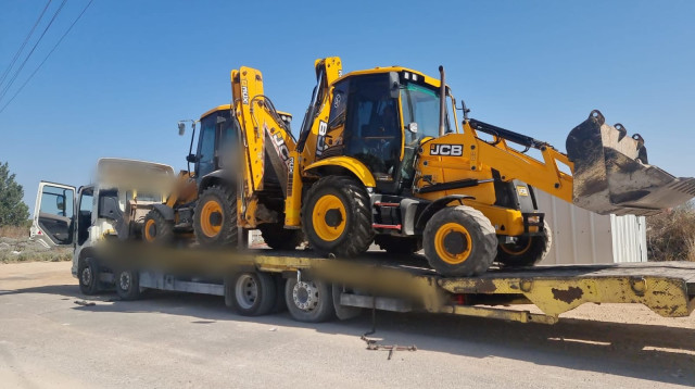 קבלן הטמין פסולת בניין תוך השתלטות על שטחי מדינה (צילום: דוברות המשטרה)