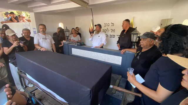 לוויתו של הזמר והיוצר חופני כהן (צילום: אבשלום ששוני)