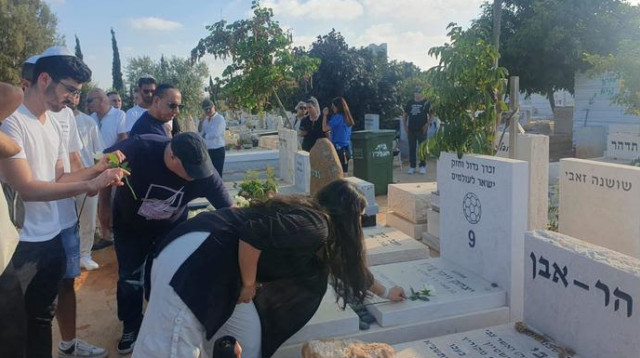 חבריו ומשפחתו של ויקי פרץ (צילום: מערכת וואלה!, אורי משיח)