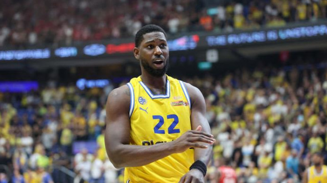 בין צהוב לאדום. אלכס פויתרס (צילום: לירון מולדובן)