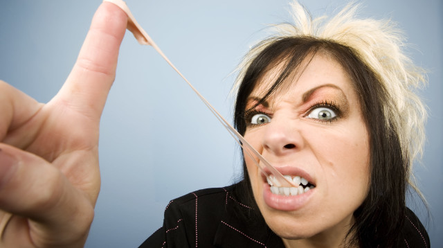 אישה לועסת מסטיק (צילום: אינגאימג')