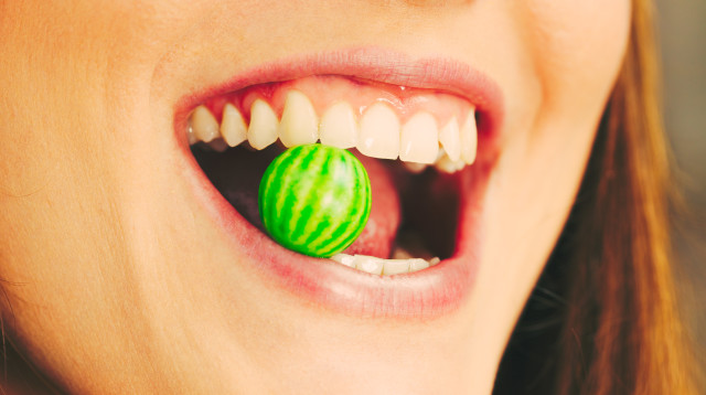 לעיסת מסטיק, אילוסטרציה (צילום: אינגאימג')