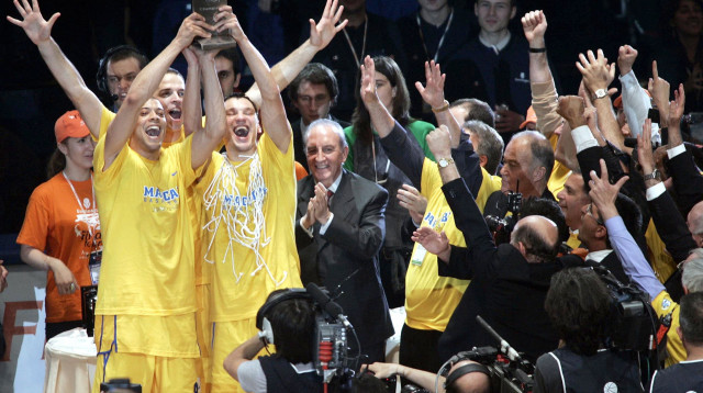 אלוף כשחקן וכמאמן? קרה לאחרונה רק לפני 20 שנה. שאראס מניף עם אנתוני פארקר וגור שלף ב-2005 (צילום: אתר רשמי, Action Images)