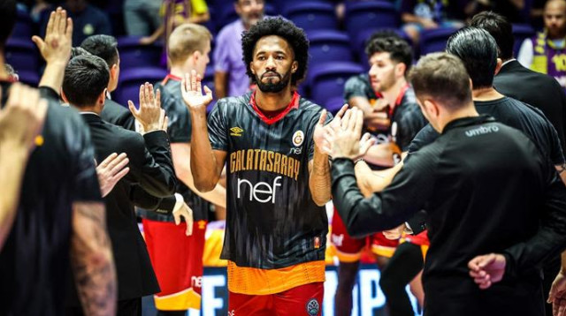 במצב המתנה. בראיין אנגולה (צילום: אתר רשמי, ליגת האלופות)