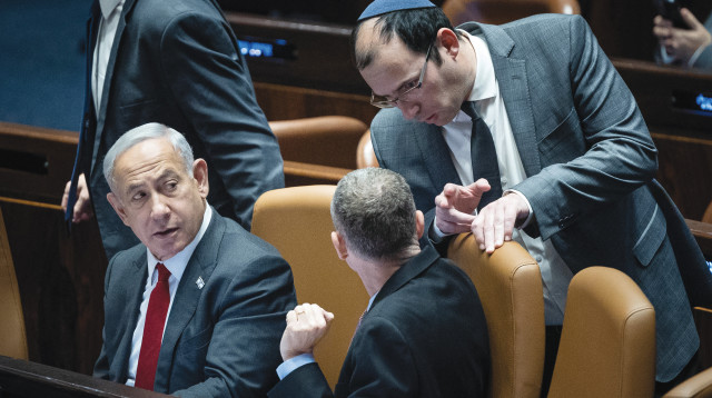 שמחה רוטמן, יריב לוין ובנימין נתניהו (צילום: יונתן זינדל, פלאש 90)