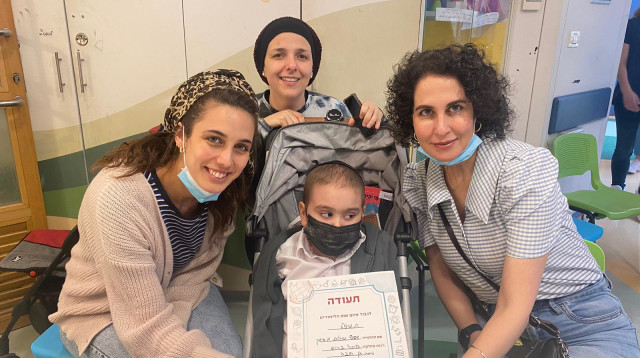  צוות בית הספר עם ילדי המחלקות בהדסה ותעודות הסיום (צילום: דוברות הדסה)