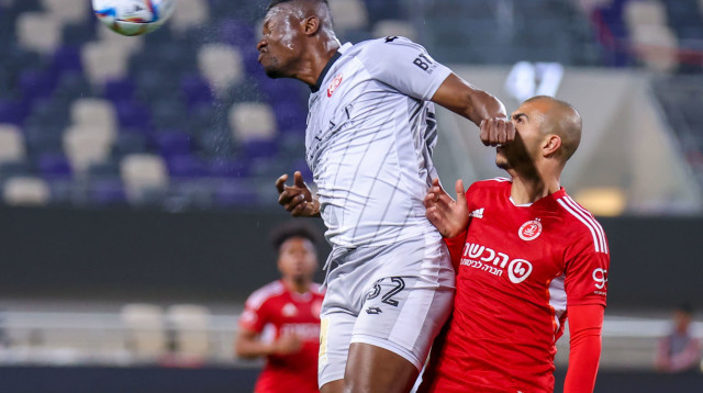 לא נראה טוב בשני המשחקים בהם שיחק כשהוא לא כשיר לגמרי. סיסה (צילום: דני מרון)