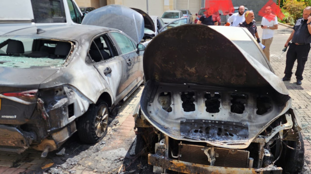 הרכבים שניזוקו מהשריפה בפתח תקווה (צילום: אלון חכמון)