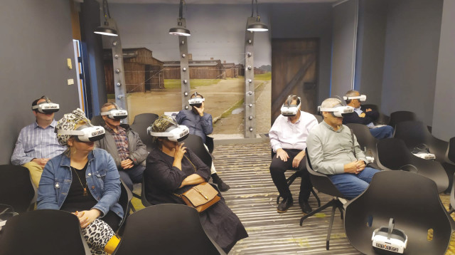 סיור באושוויץ במציאות רבודה (צילום: באדיבות מוזיאון בית העדות)
