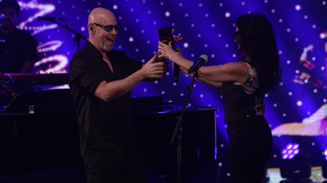 ריטה מעניקה לרמי קלינשטיין את הפרס (צילום: אבשלום ששוני)