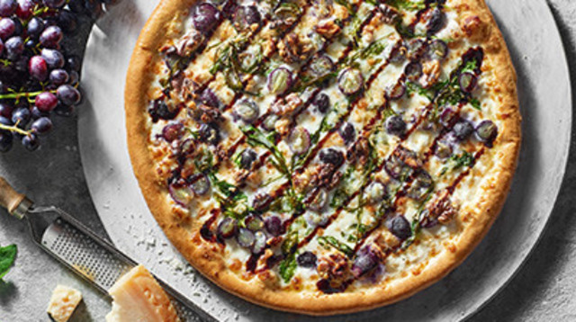 OH MAMMI דומינו'ס פיצה עם ענבים מקורמלים פרמז'ן ואגוזי מלך (צילום: דן פרץ)